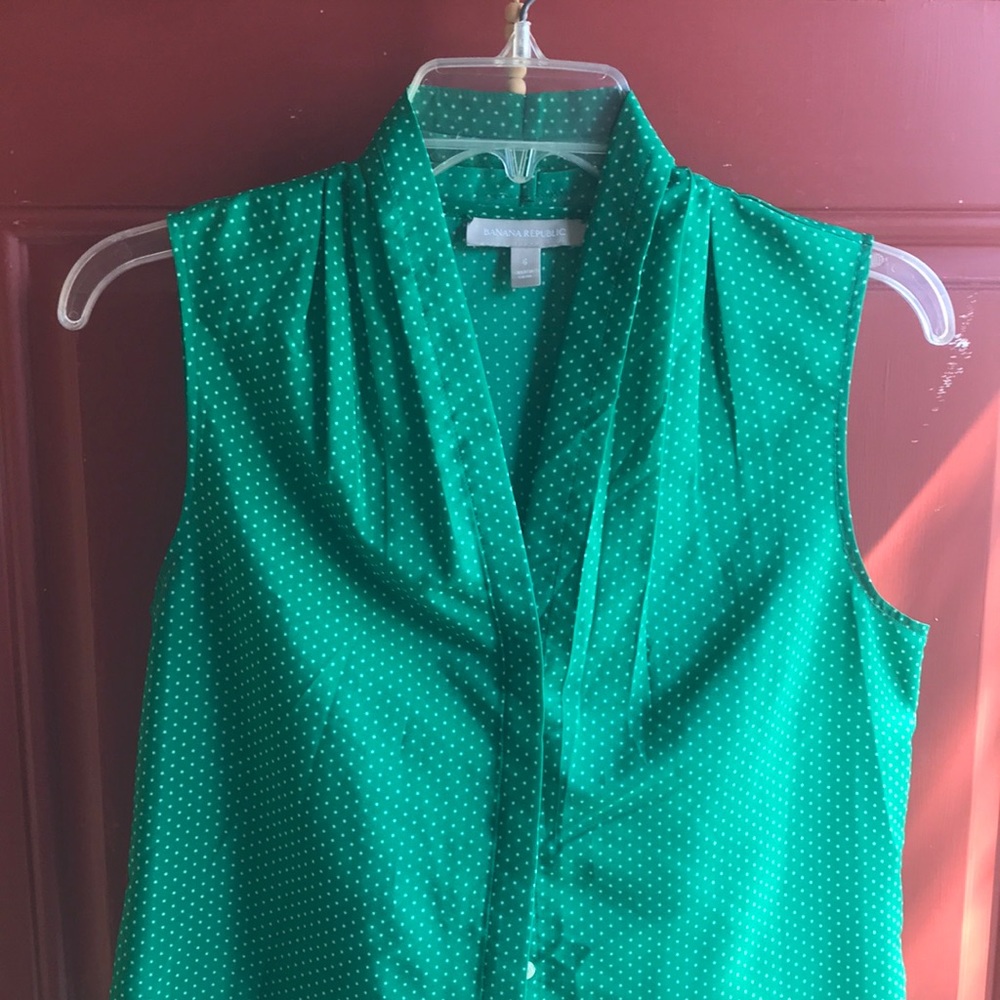 Vintage styled!! 60’s green polka got sleeveless top 💚